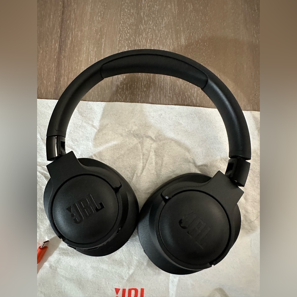 JBL Tune 720BT - Wireless Over-Ear Headphones - Black - Picture 4 of 4
